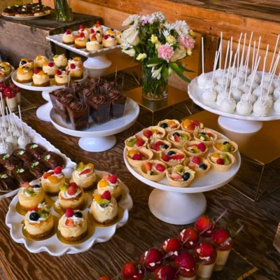 Mesa dulce con variedad de minipostres para eventos