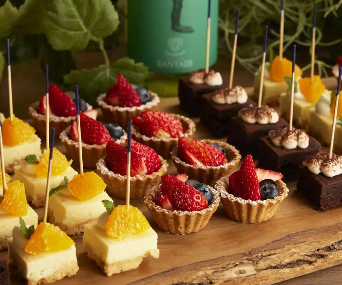 Mesa real con una variedad de minipostres